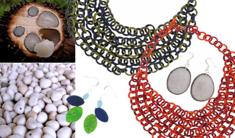 Fève de Tagua, ivoire végétal qui blanchit en séchant dont A.typik fait des bijoux : Colliers Mafalda (49€) et boucles d'oreille (25 €)