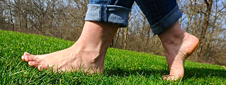 sentier pieds nus