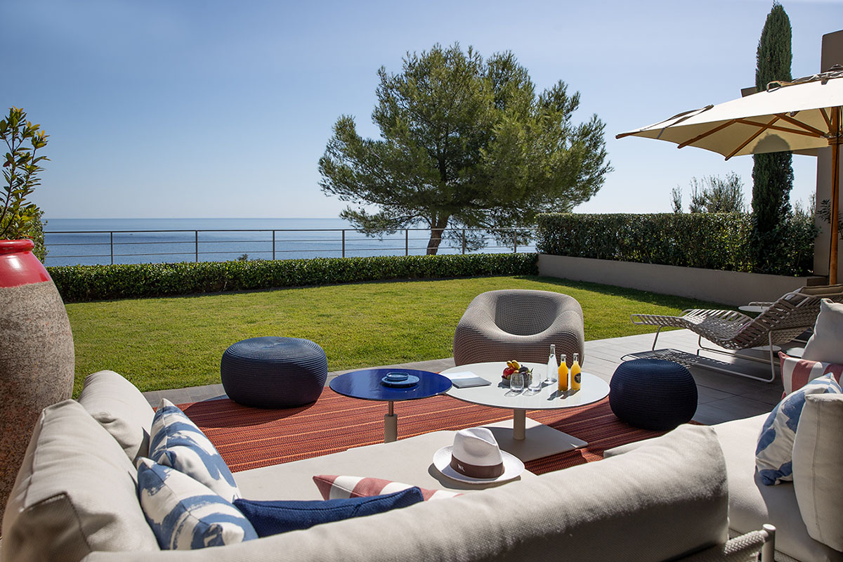 Terrasse avec vue mer hôtel La Réserve Ramatuelle